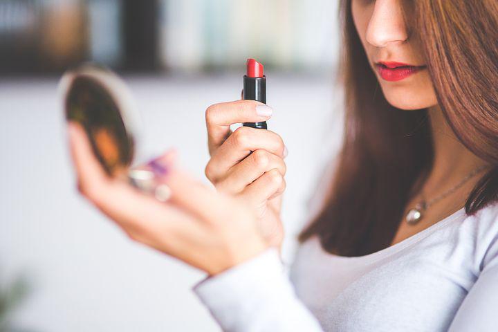 How To Apply Lipstick Perfectly: 4 Methods For Beginners