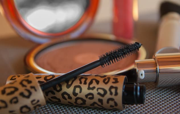 What Is Mascara Made Of? All You Want To Know